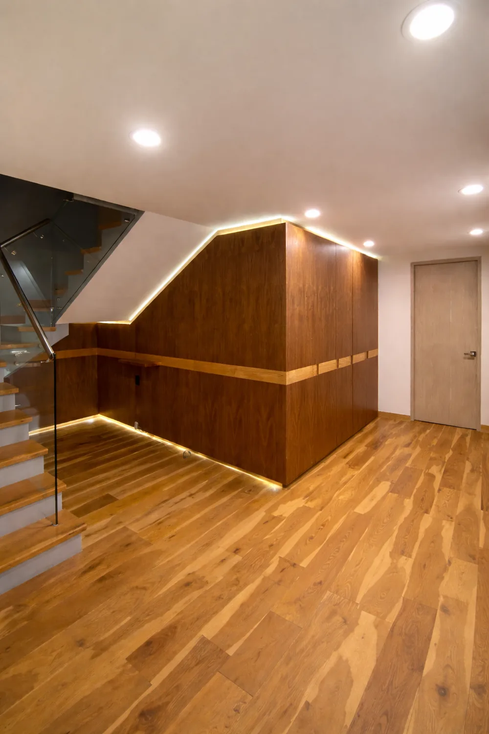 Detalle de madera e iluminación de Amores 211