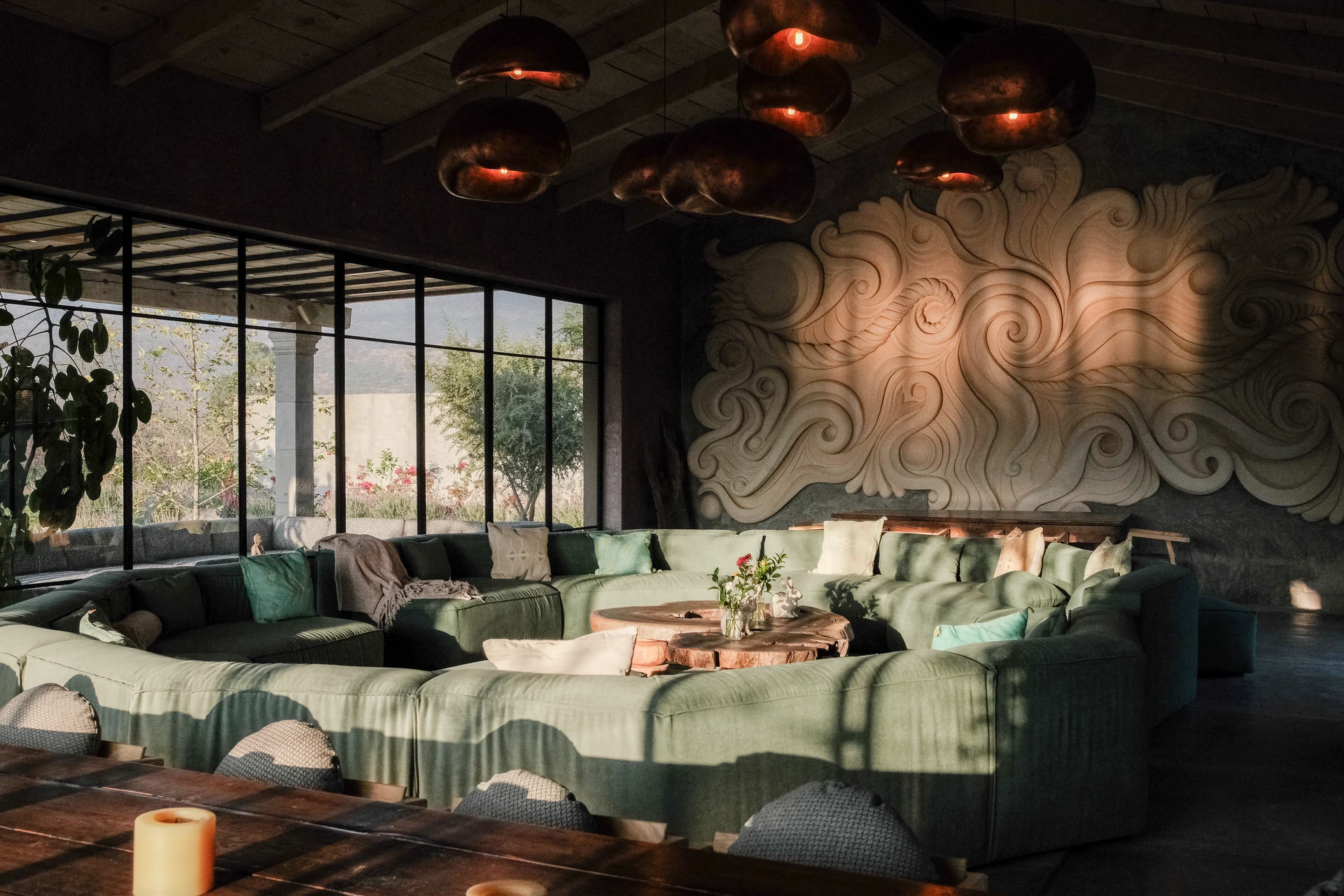Gran Salón de Casa X preparado para un encuentro