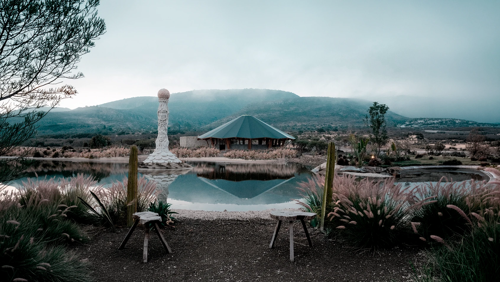 Laguna, obelisco y Shala de Casa X frente a Los Picachos