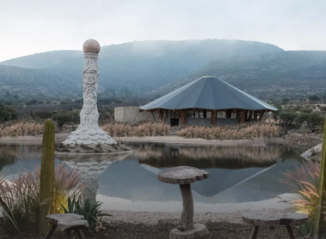 Casa X frente a la laguna y las montañas de Los Picachos