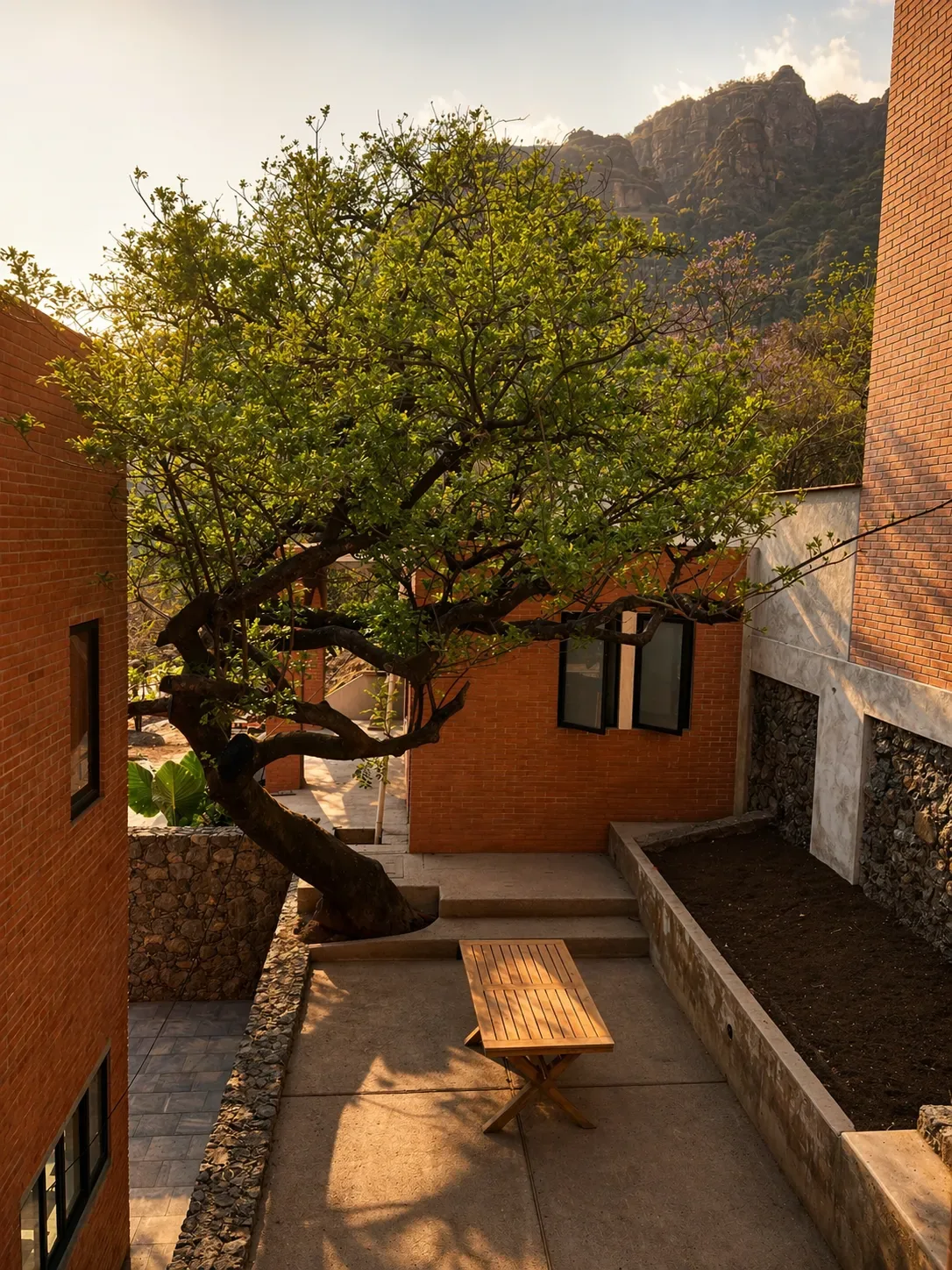 Arquitectura de ladrillo y vegetación en Tierra Viva